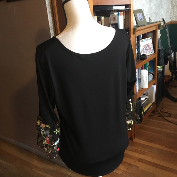 Flower sleeved top - Picture 2 of 5